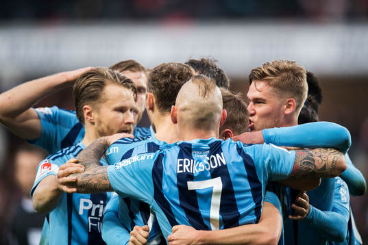 Djurgårdens Kerim Mrabti jublar med lagkamrater