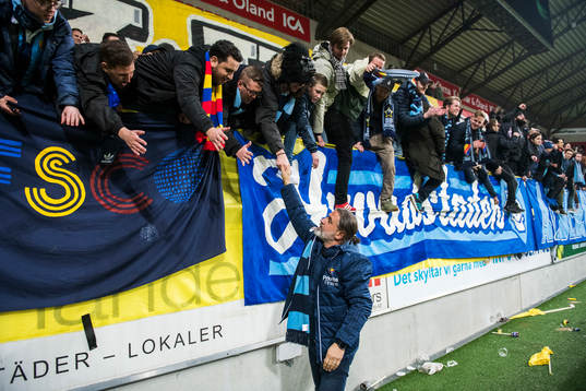 Djurgårdens tränare Özcan Melkemichel jublar