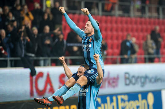 Djurgårdens Kerim Mrabti och Kevin Walker jublar
