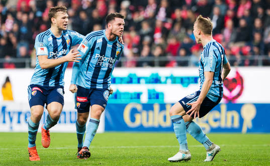Djurgårdens Kerim Mrabti (mitten) jublar med lagkamrater