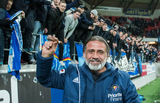 Djurgårdens tränare Özcan Melkemichel röker segercigarr