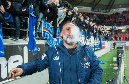 Djurgårdens tränare Özcan Melkemichel röker segercigarr