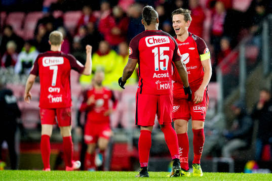 Jonas Grønner of Brann celebrates with teammate Bismar