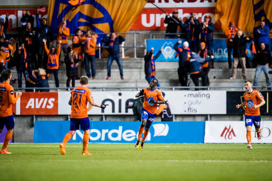 Edwin Gyasi of Aalesund celebrates 2-1