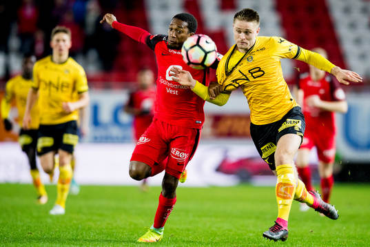 Ludcinio Marengo of Brann and Marius Amundsen of Lillestrøm