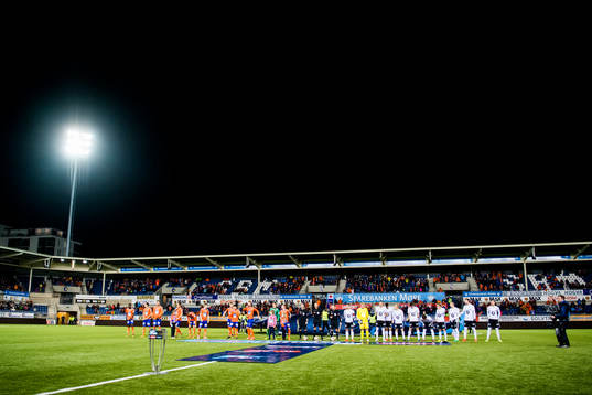 The teams line up