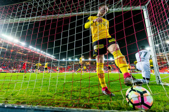 Marius Amundsen and goalkeeper Arnold Origi of Lillestrøm