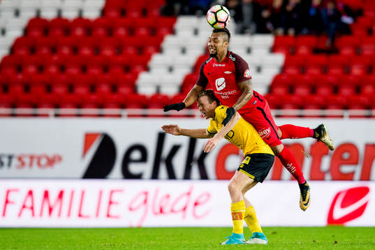 Erling Knudtzon of Lillestrøm and Bismar Acosta of Brann