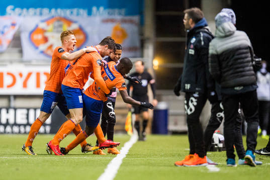 Edwin Gyasi celebrates 2-1 with his teammates