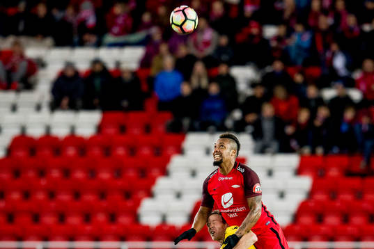 Erling Knudtzon of Lillestrøm and Bismar Acosta of Brann