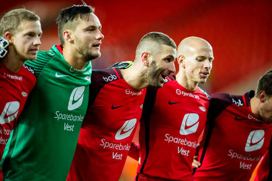 Peter Orry Larsen, goalkeeper Piotr Leciejewski, Azar