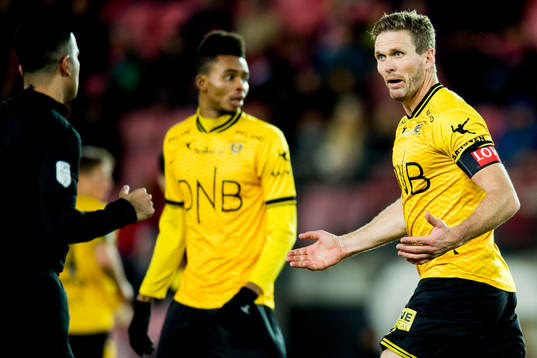 Frode Kippe of Lillestrøm complains at referee Rohit Saggi