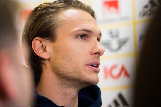 Albin Ekdal deltar i mixed zone