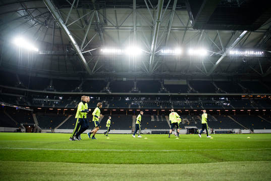 Spelarna värmer upp på Friends arena