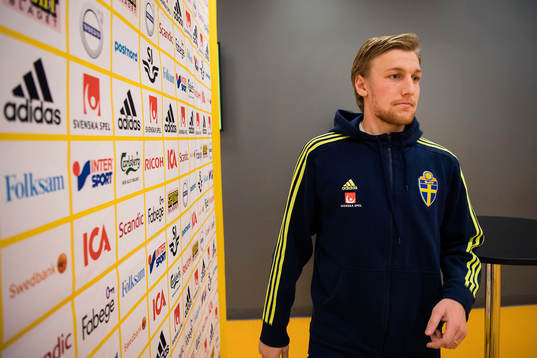 Emil Forsberg deltar i mixed zone