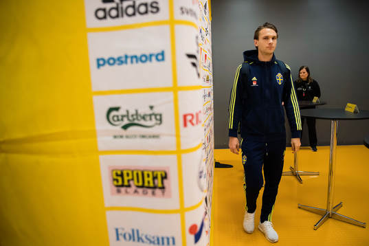 Albin Ekdal deltar i mixed zone