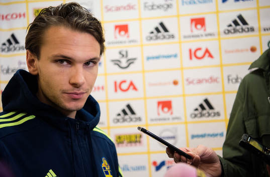 Albin Ekdal deltar i mixed zone