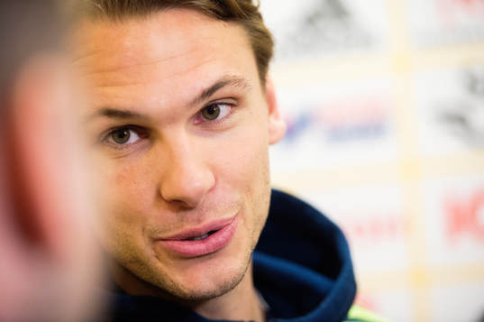 Albin Ekdal deltar i mixed zone