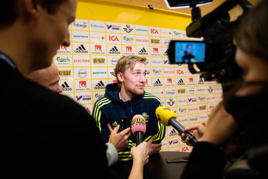 Emil Forsberg deltar i mixed zone