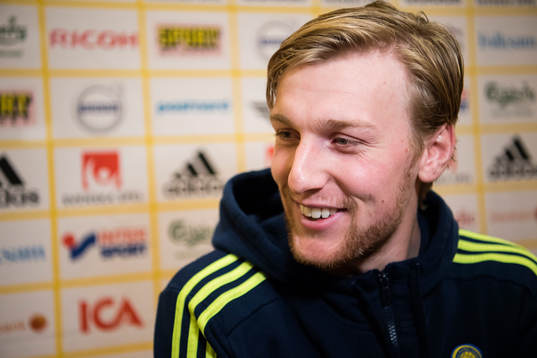 Emil Forsberg deltar i mixed zone