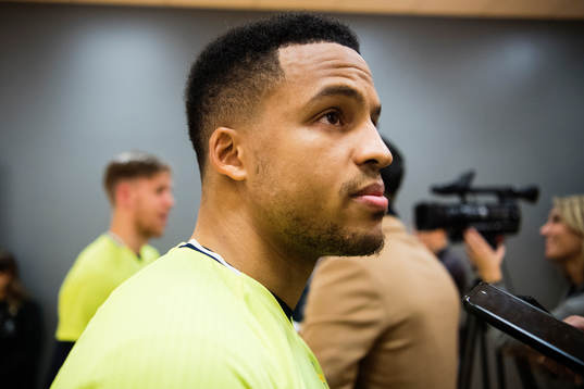 Martin Olsson deltar i mixed zone