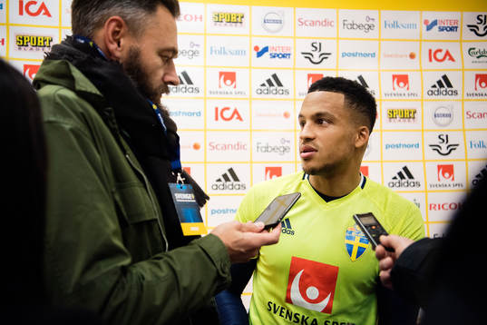 Martin Olsson deltar i mixed zone