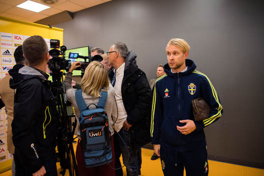 Johan Larsson deltar i mixed zone