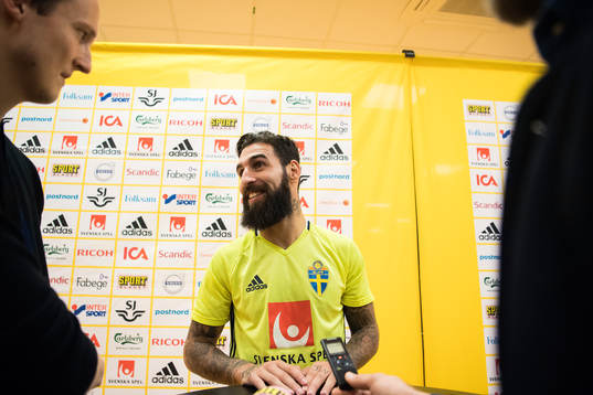 Jimmy Durmaz deltar i mixed zone