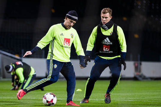 Sveriges Emil Forsberg i kamp om bollen med Emil Krafth