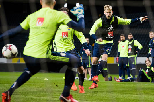 Sveriges Filip Helander med ett skott