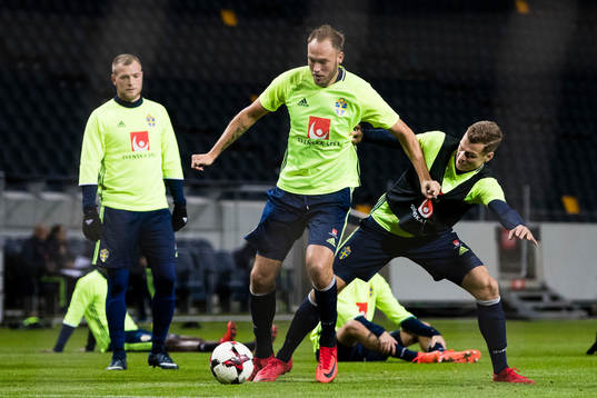 Sveriges Andreas Granqvist i kamp om bollen med Viktor