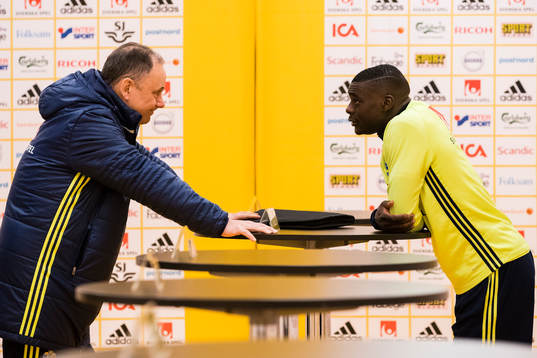Sveriges presschef Niklas Bodell och Ken Sema i mixed zone