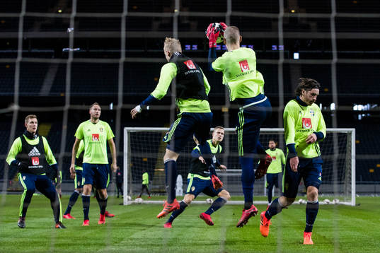 Sveriges Filip Helander, målvakt Robin Olsen och Gustav