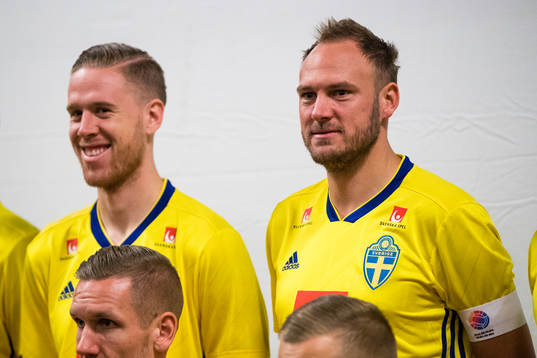 Sveriges Pontus Jansson och Andreas Granqvist gör sig redo