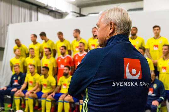 Sveriges landslagschef Lars Richt ser på när spelare och