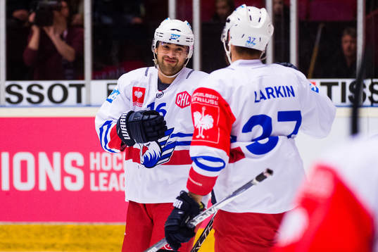 Devin Setoguchi of Adler Mannheim celebrates the 0-1 goal