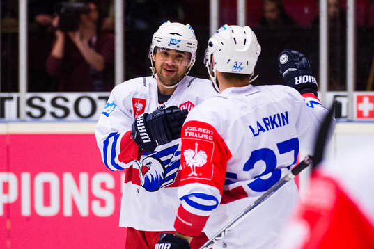 Devin Setoguchi of Adler Mannheim celebrates the 0-1 goal