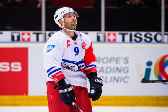Brent Raedeke of Adler Mannheim looks dejected