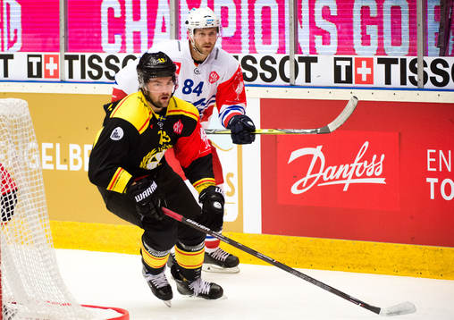 Simon Bertilsson of Brynäs and Andrew Desjardins of Adler