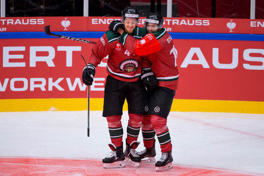 Frölundas Pontus Widerström jublar ihop med Sebastian