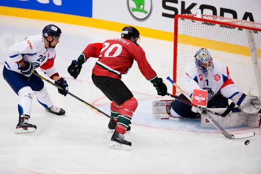 Frölundas Joel Lundqvist med en chans mot Liberec målvakt