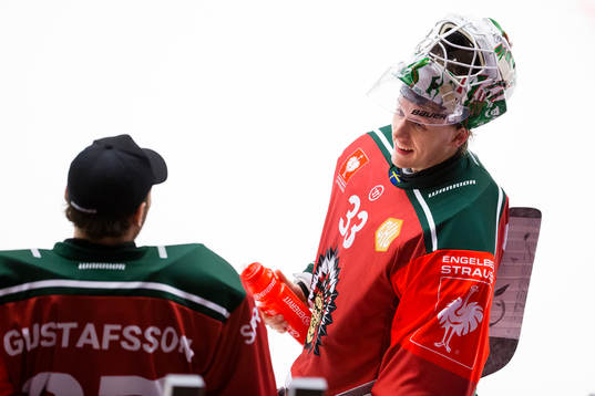 Frölundas målvakt Johan Mattsson pratar med målvakt