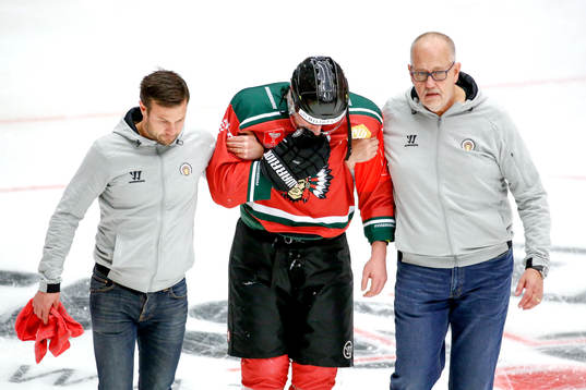 Frölundas Simon Hjalmarsson får hjälp av isen
