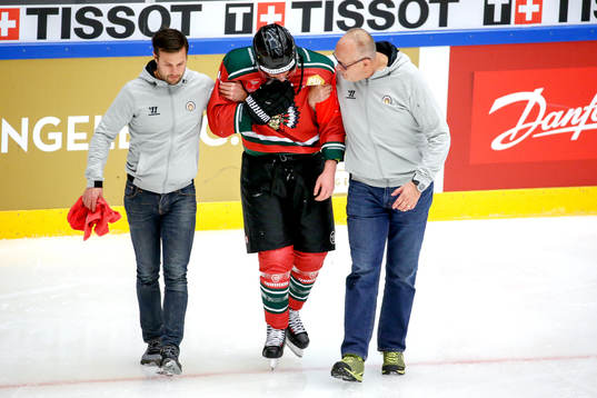 Frölundas Simon Hjalmarsson får hjälp av isen