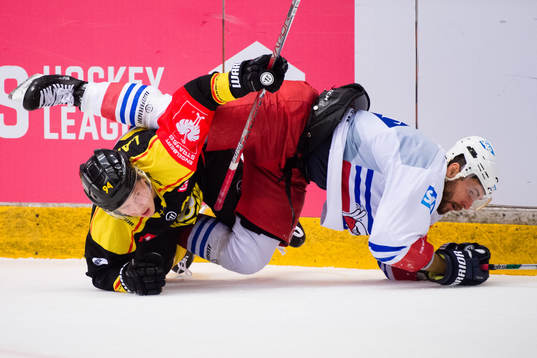 Henrik Larsson of Brynäs and Christoph Ullmann of Adler