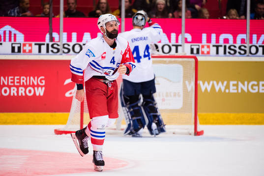 Mark Stuart of Adler Mannheim  leaves the ice