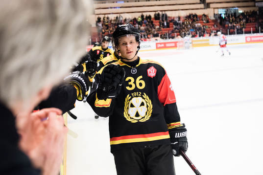 Linus Ölund of Brynäs celebrates the 2-1 goal