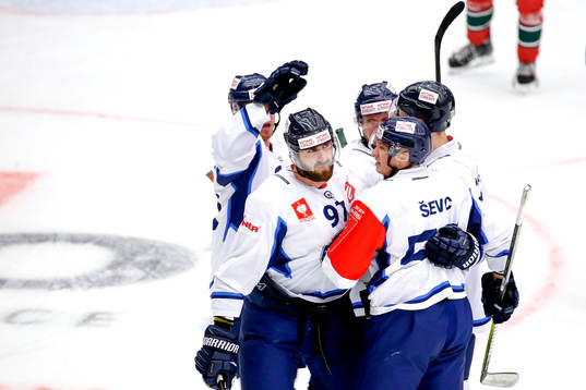 Liberec Lukas Vantuch jublar med lagkamrater