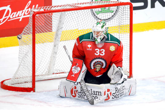 Frölundas målvakt Johan Mattsson ser 4-5 gå in bakom sig