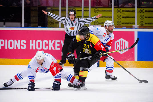 Devin Setoguchi, Marcus Kink of Adler Mannheim and Jonathan